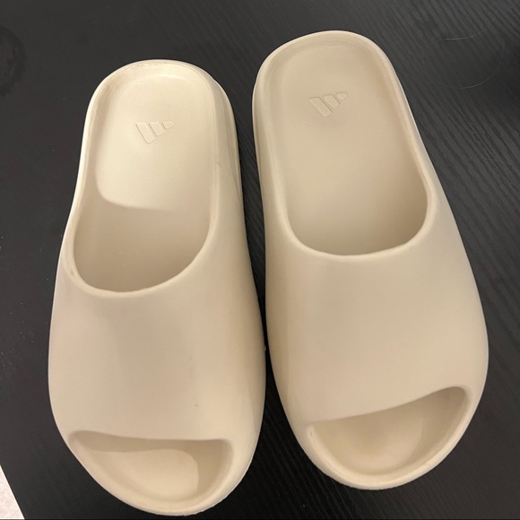 Yeezy slides - Picture 1 of 3